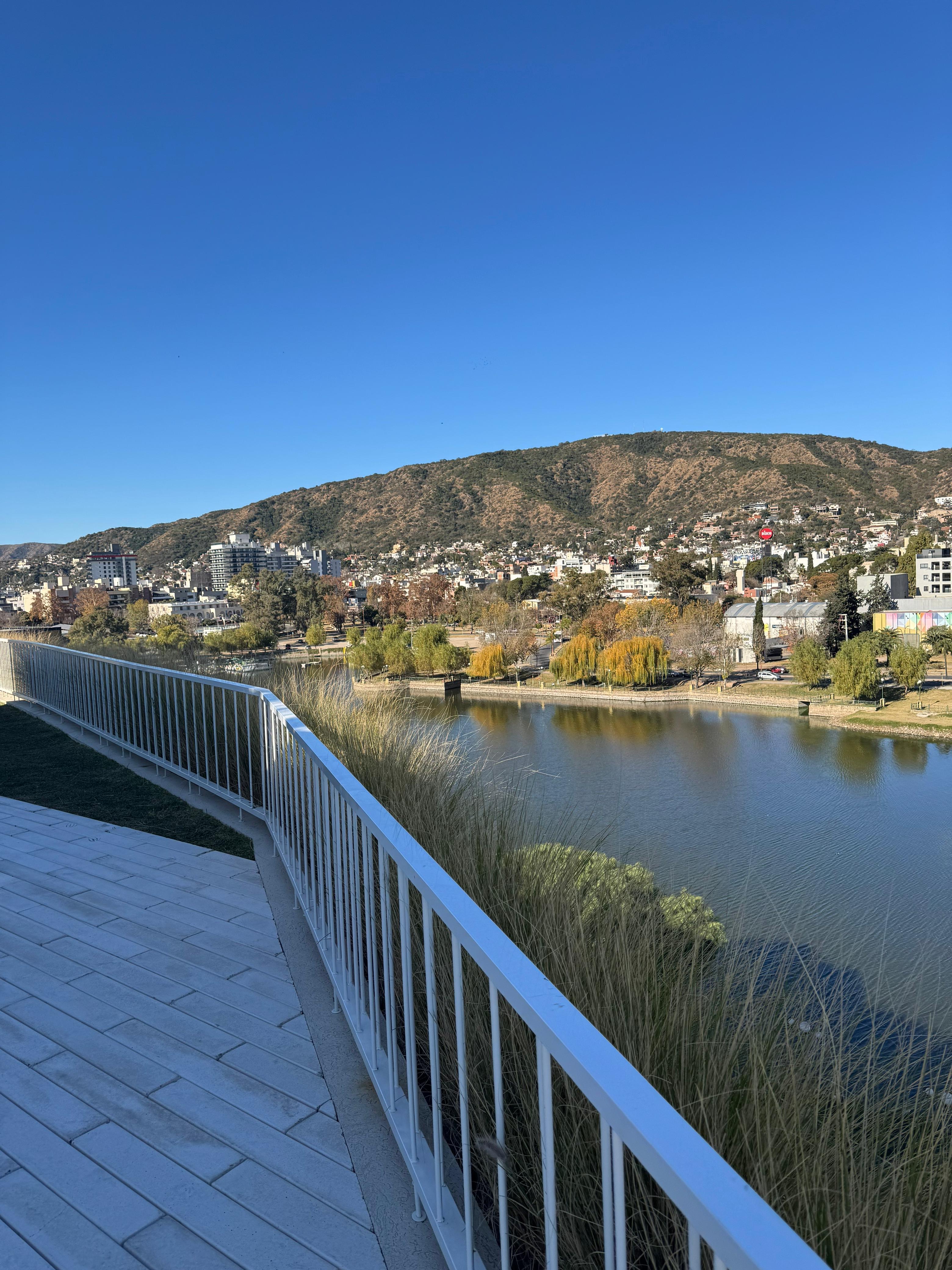 ALQUILER ANUAL EN VILLA CARLOS PAZ - DEPARTAMENTO NUEVO DE 2 DORMITORIOS SOBRE LA COSTANERA. - Stefano V.