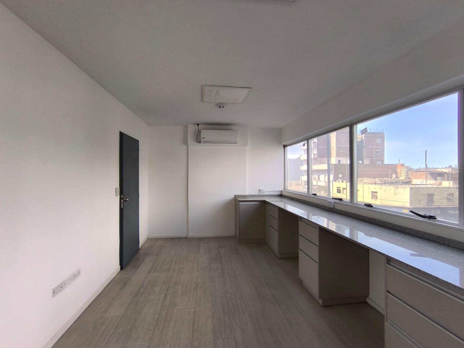 En Alquiler Piso para usos múltiples 450 mts Contacto Marcela Freites CPI 7564 Móvil 3515311014