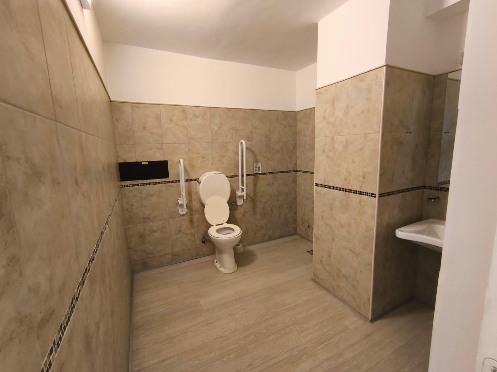 En Alquiler Piso para usos múltiples 450 mts Contacto Marcela Freites CPI 7564 Móvil 3515311014