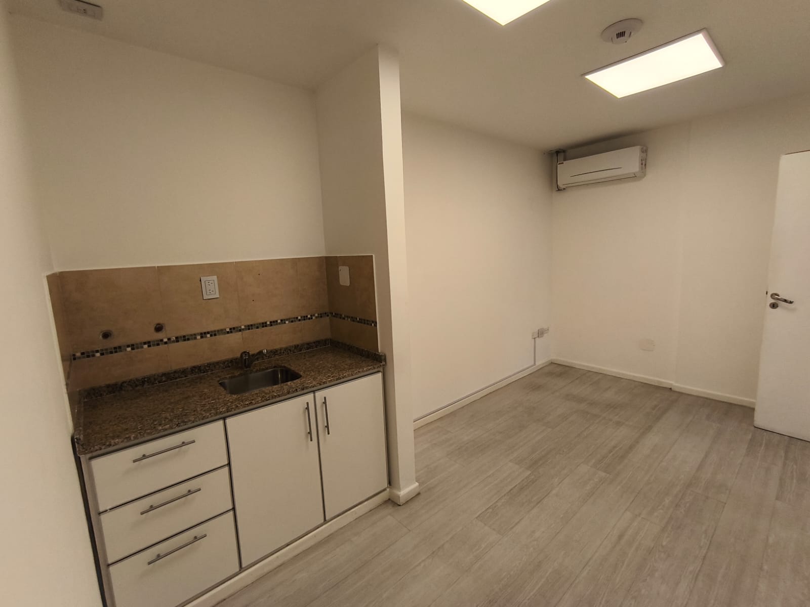 En Alquiler Piso para usos múltiples 450 mts Contacto Marcela Freites CPI 7564 Móvil 3515311014