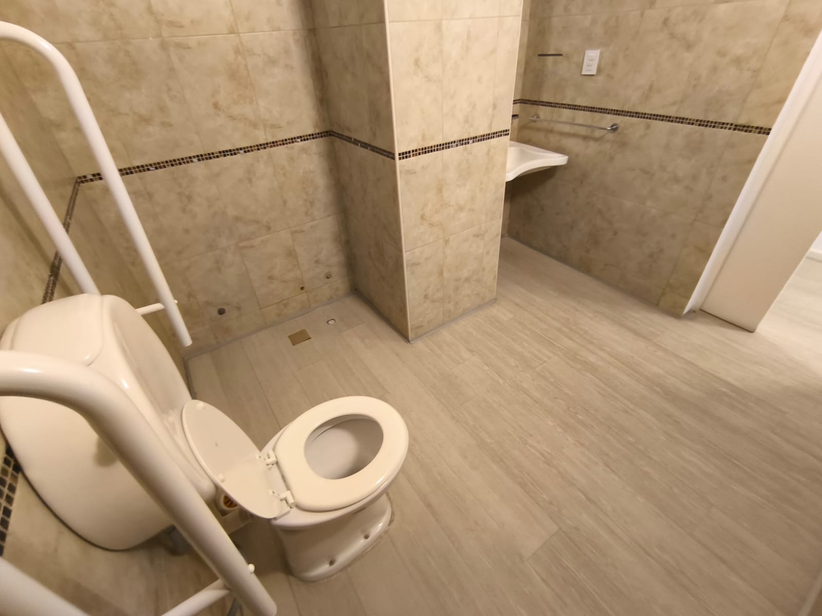 En Alquiler Piso para usos múltiples 450 mts Contacto Marcela Freites CPI 7564 Móvil 3515311014