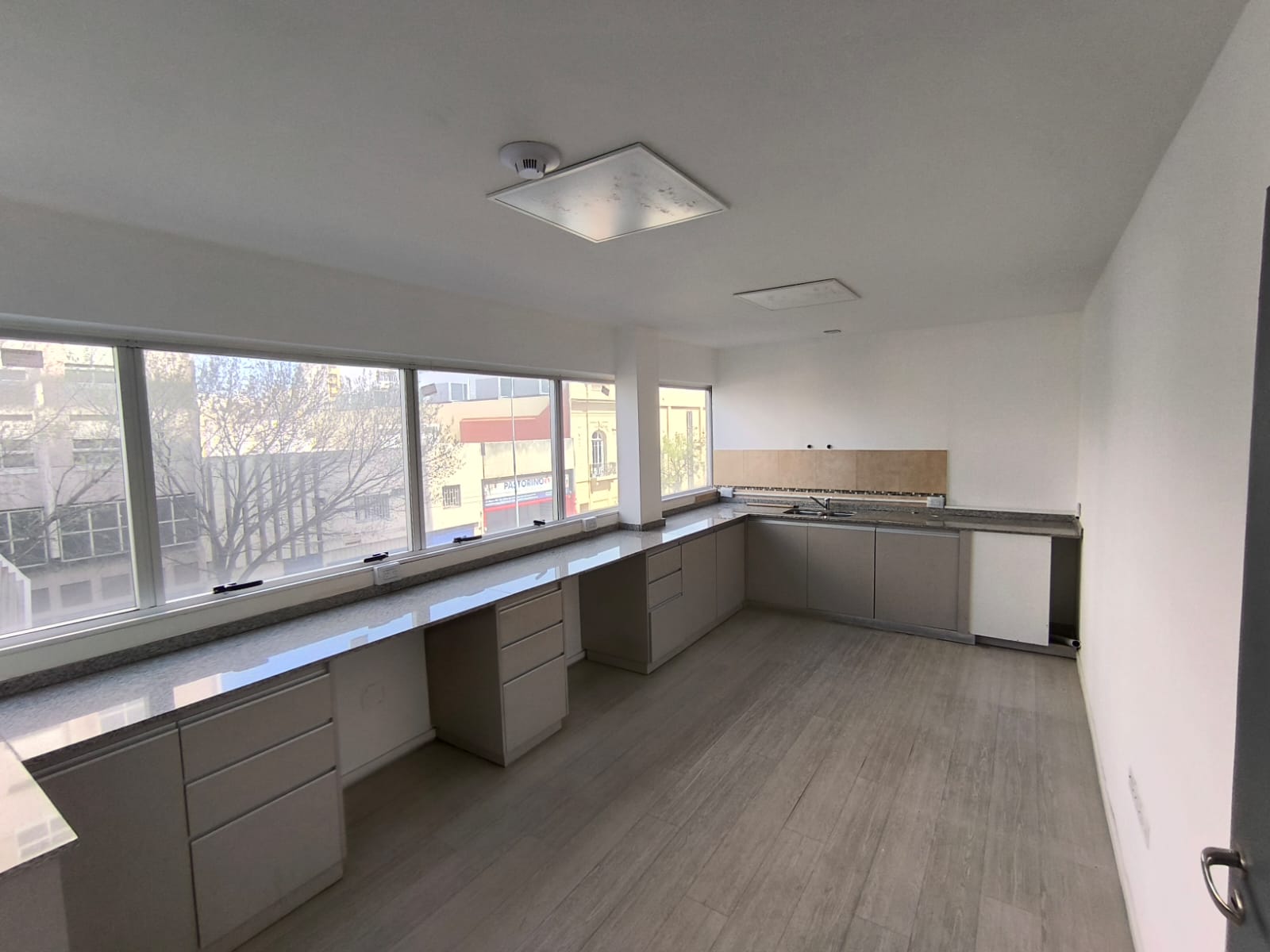 En Alquiler Piso para usos múltiples 450 mts Contacto Marcela Freites CPI 7564 Móvil 3515311014