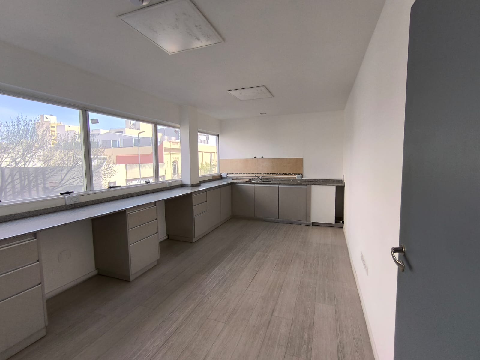 En Alquiler Piso para usos múltiples 450 mts Contacto Marcela Freites CPI 7564 Móvil 3515311014