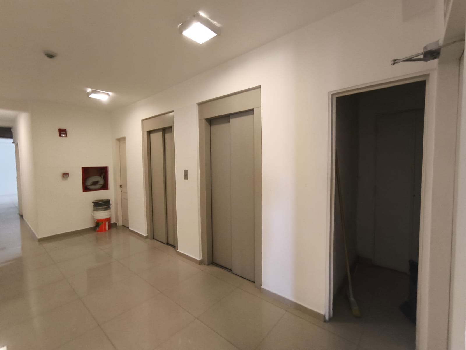 En Alquiler Piso para usos múltiples 450 mts Contacto Marcela Freites CPI 7564 Móvil 3515311014