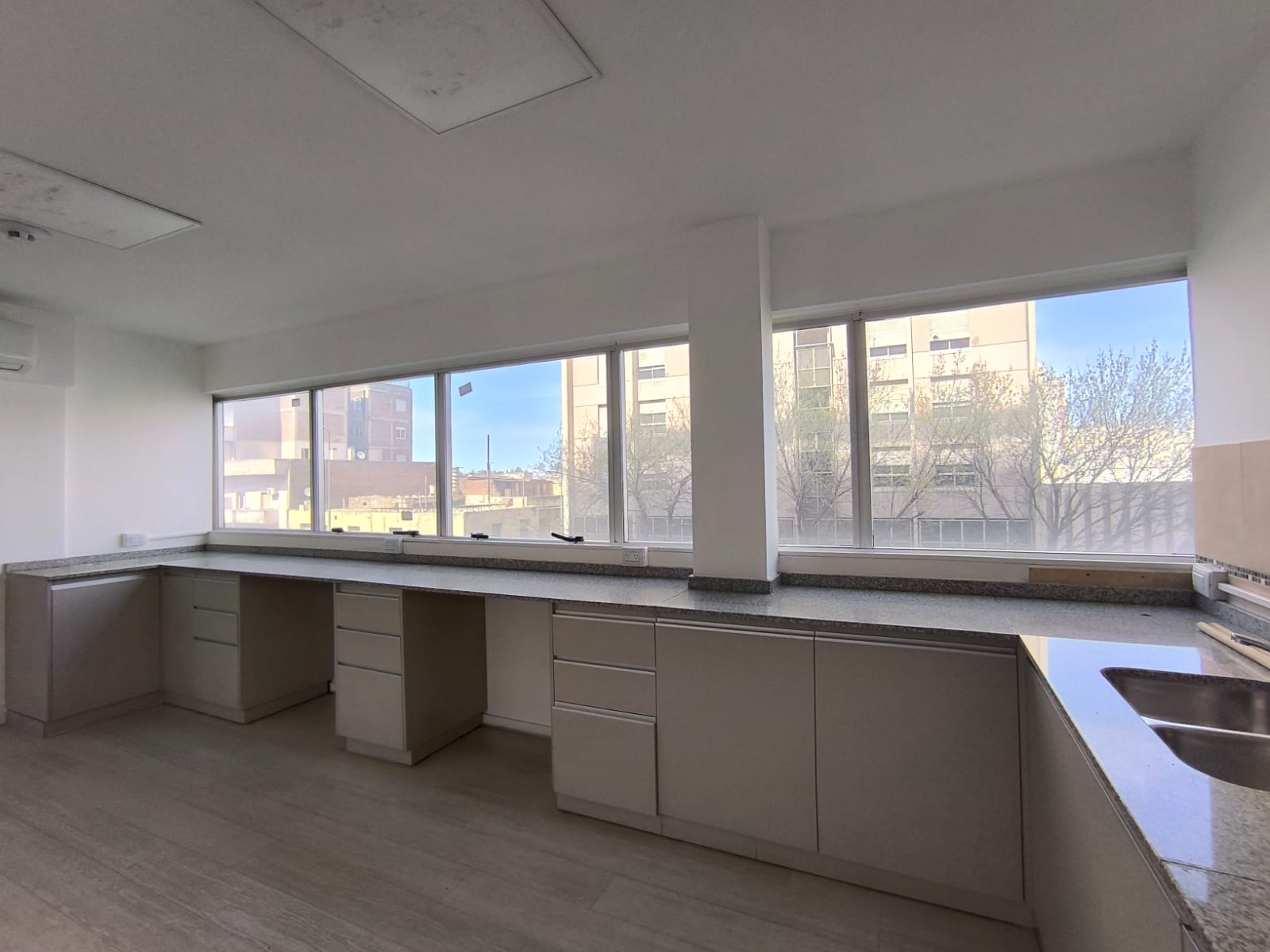 En Alquiler Piso para usos múltiples 450 mts Contacto Marcela Freites CPI 7564 Móvil 3515311014