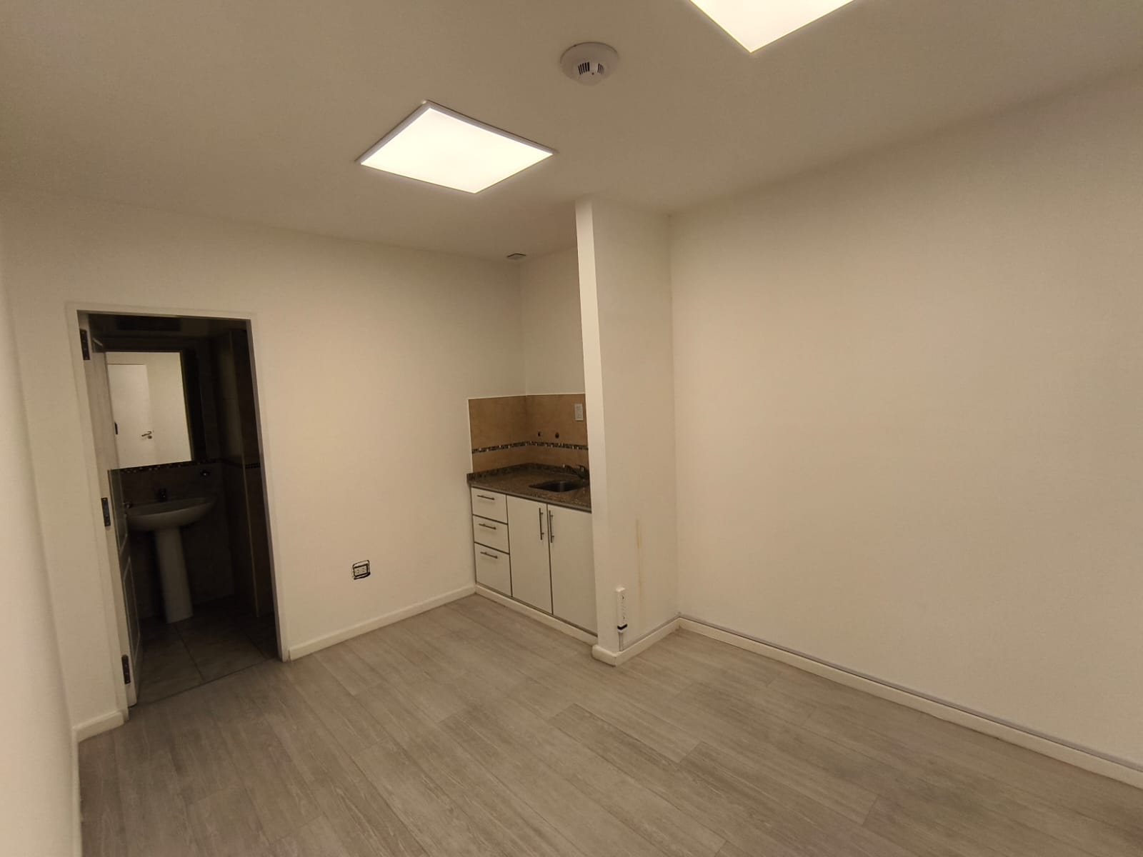 En Alquiler Piso para usos múltiples 450 mts Contacto Marcela Freites CPI 7564 Móvil 3515311014