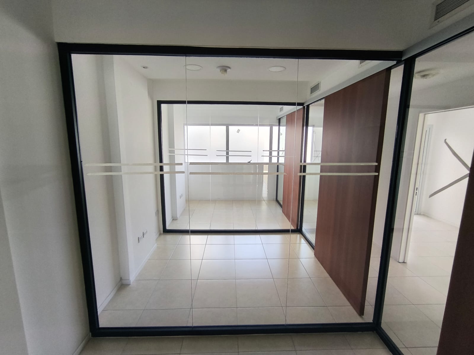En Alquiler Piso para usos múltiples 450 mts Contacto Marcela Freites CPI 7564 Móvil 3515311014
