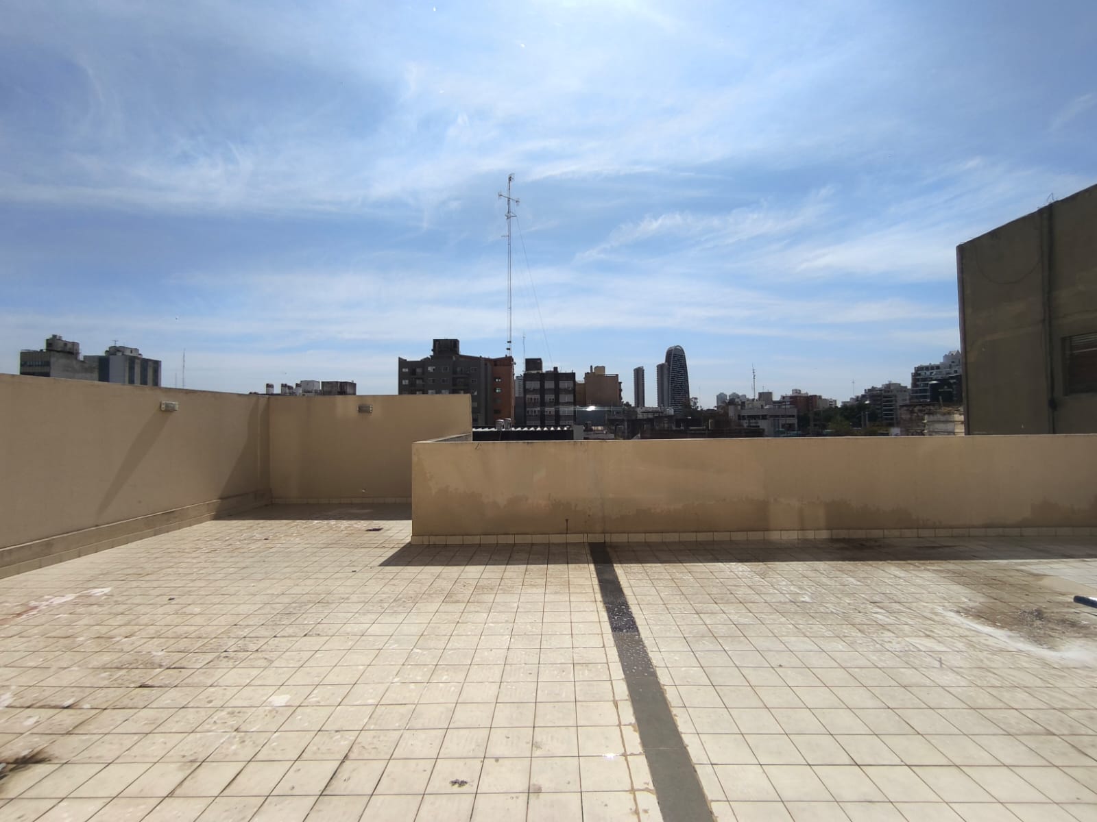 En Alquiler Piso para usos múltiples 450 mts Contacto Marcela Freites CPI 7564 Móvil 3515311014