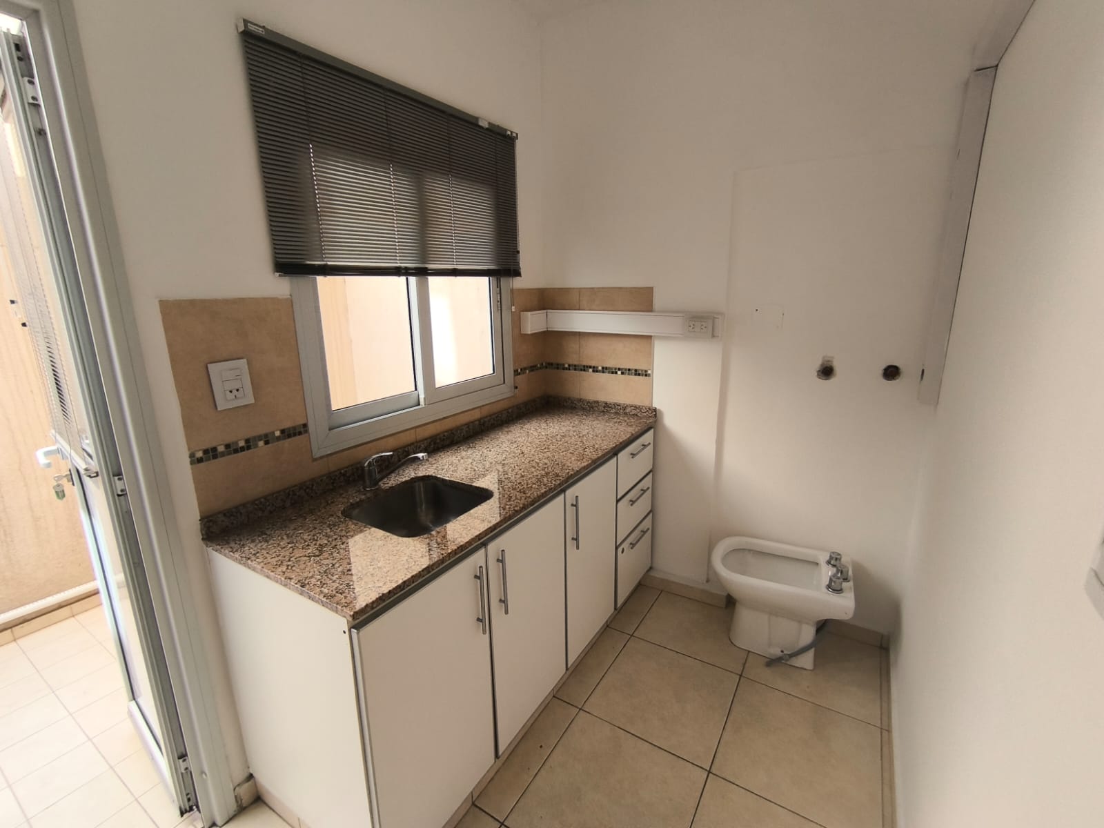 En Alquiler Piso para usos múltiples 450 mts Contacto Marcela Freites CPI 7564 Móvil 3515311014
