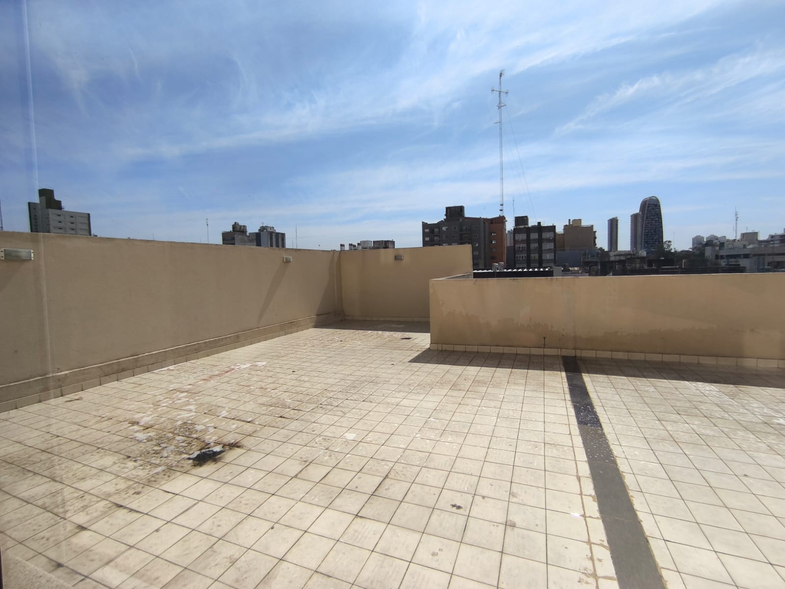 En Alquiler Piso para usos múltiples 450 mts Contacto Marcela Freites CPI 7564 Móvil 3515311014
