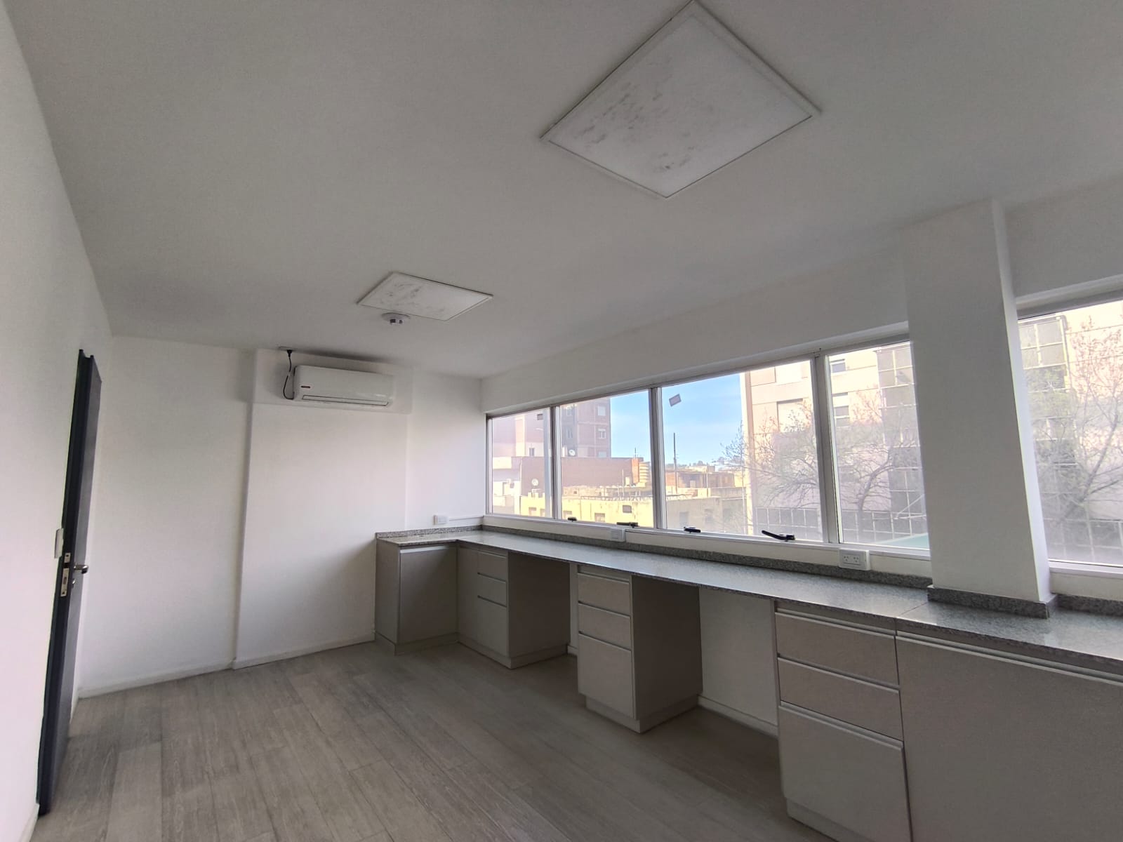 En Alquiler Piso para usos múltiples 450 mts Contacto Marcela Freites CPI 7564 Móvil 3515311014