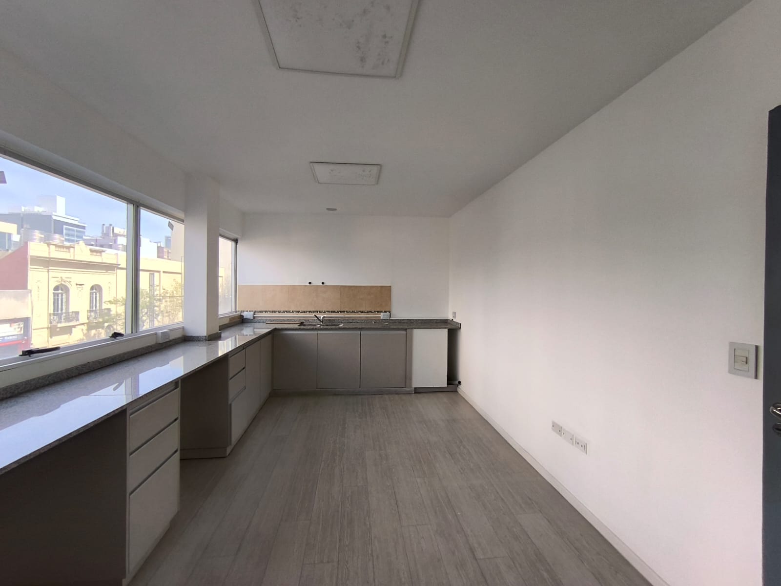 En Alquiler Piso para usos múltiples 450 mts Contacto Marcela Freites CPI 7564 Móvil 3515311014