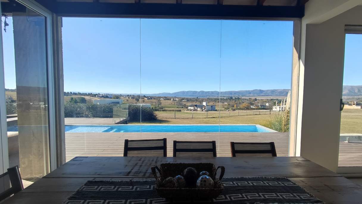 CASA DE ENSUEÑO EN BARRIO CERRADO VALLE DE CALAMUCHITA