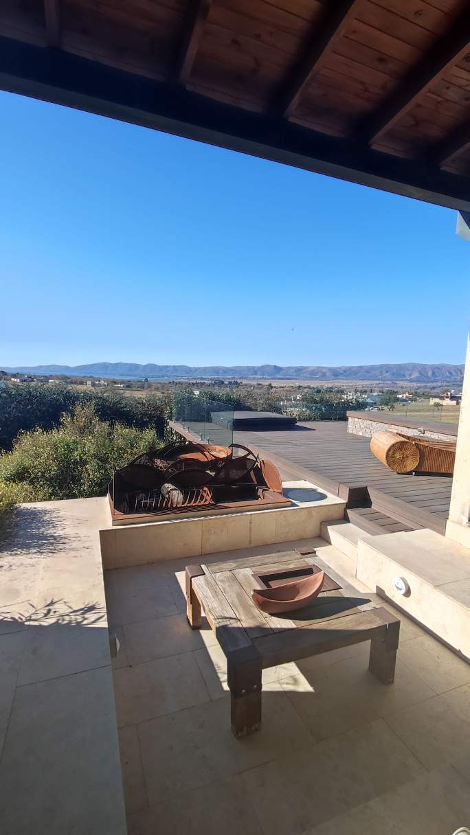 CASA DE ENSUEÑO EN BARRIO CERRADO VALLE DE CALAMUCHITA