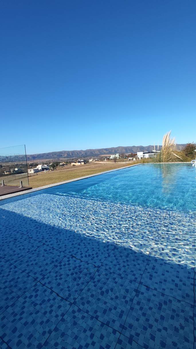 CASA DE ENSUEÑO EN BARRIO CERRADO VALLE DE CALAMUCHITA