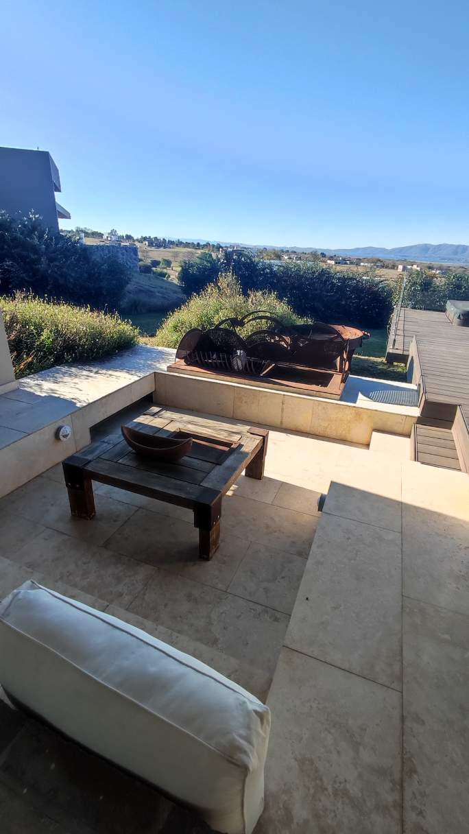 CASA DE ENSUEÑO EN BARRIO CERRADO VALLE DE CALAMUCHITA
