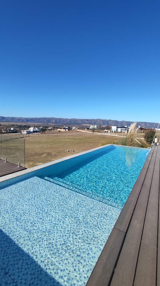 CASA DE ENSUEÑO EN BARRIO CERRADO VALLE DE CALAMUCHITA