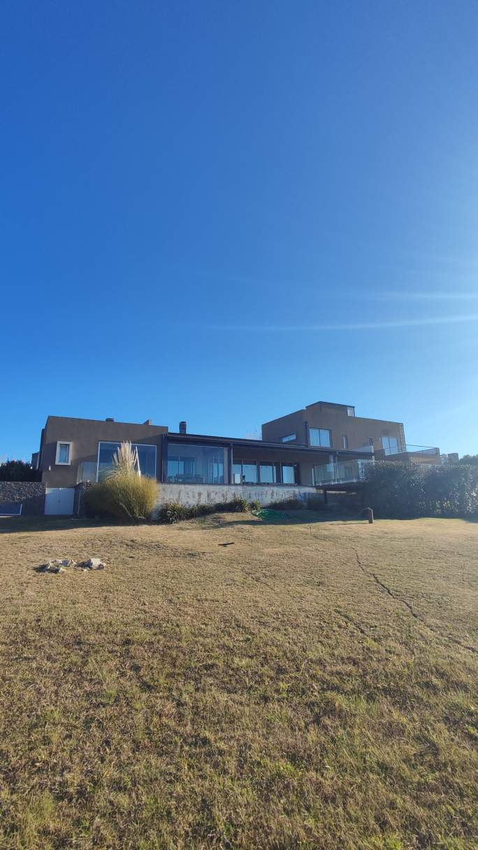CASA DE ENSUEÑO EN BARRIO CERRADO VALLE DE CALAMUCHITA