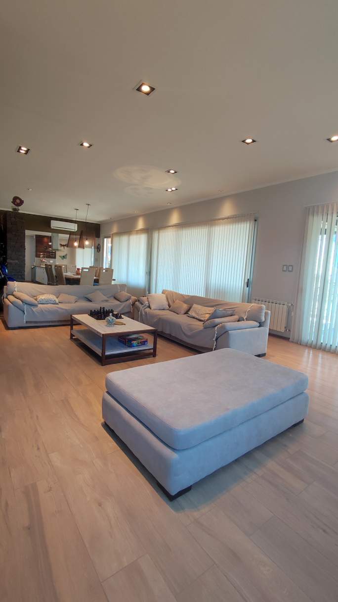 CASA DE ENSUEÑO EN BARRIO CERRADO VALLE DE CALAMUCHITA