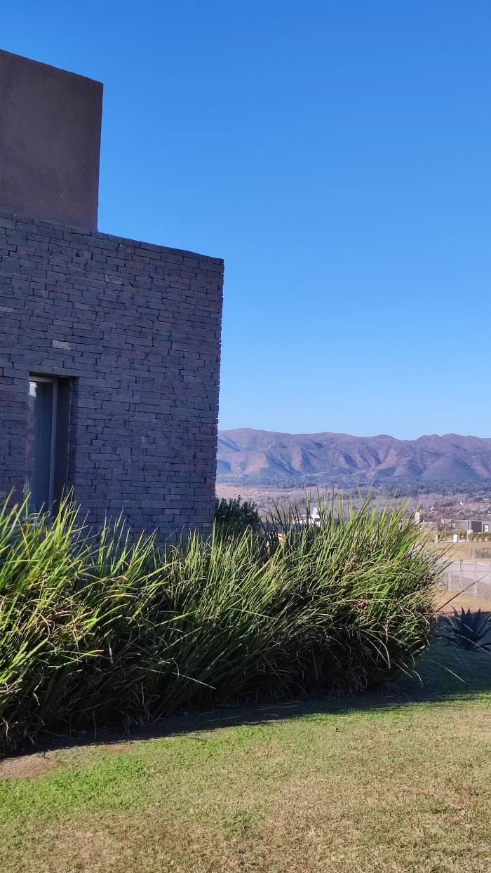 CASA DE ENSUEÑO EN BARRIO CERRADO VALLE DE CALAMUCHITA