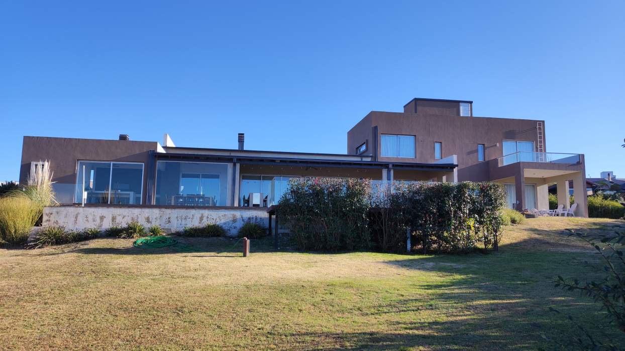 CASA DE ENSUEÑO EN BARRIO CERRADO VALLE DE CALAMUCHITA