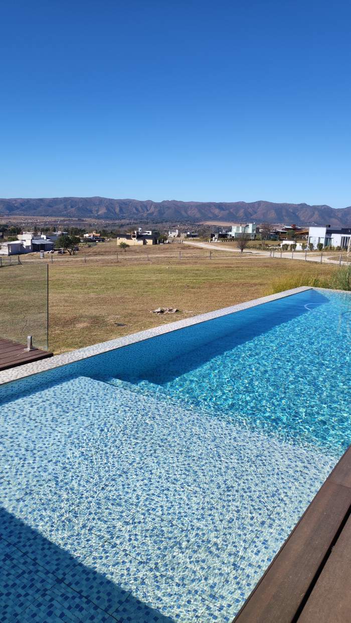 CASA DE ENSUEÑO EN BARRIO CERRADO VALLE DE CALAMUCHITA