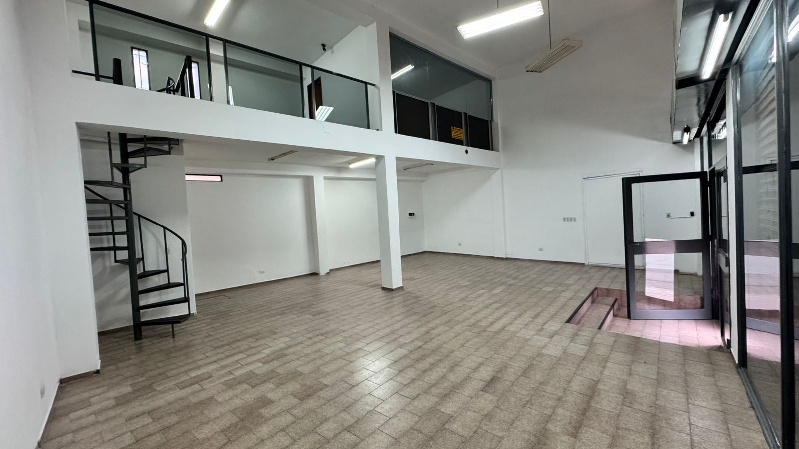 ALQUILER LOCAL COMERCIAL SOBRE JULIO ROCA GUEMES
