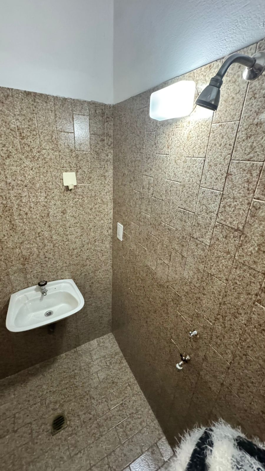 ALQUILER LOCAL COMERCIAL SOBRE JULIO ROCA GUEMES