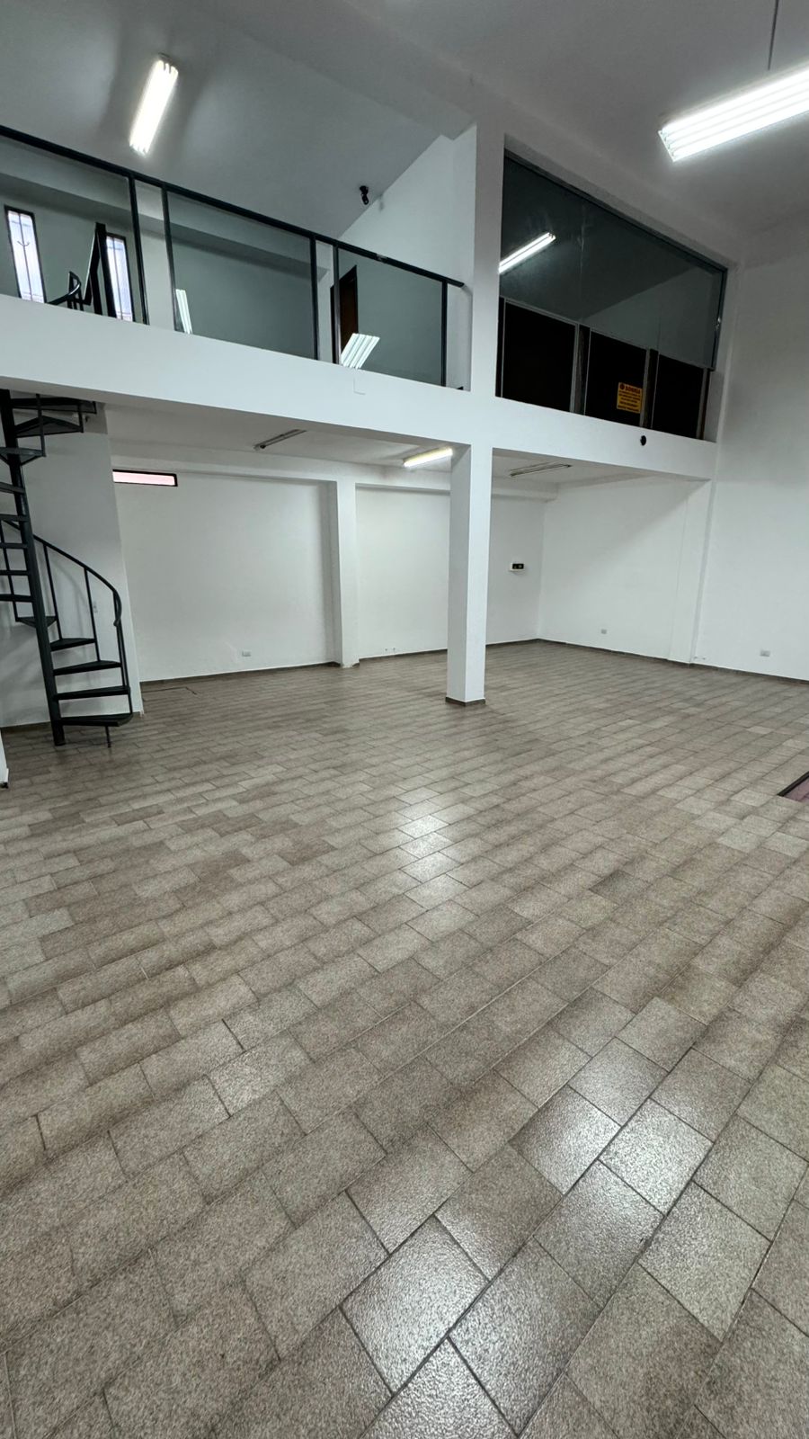 ALQUILER LOCAL COMERCIAL SOBRE JULIO ROCA GUEMES