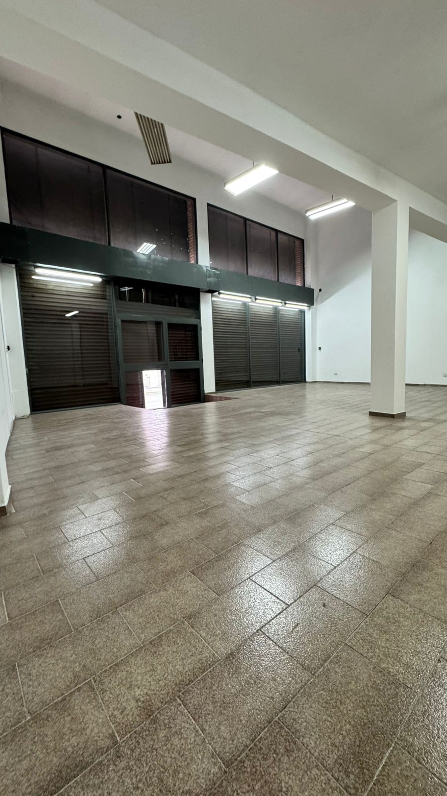 ALQUILER LOCAL COMERCIAL SOBRE JULIO ROCA GUEMES