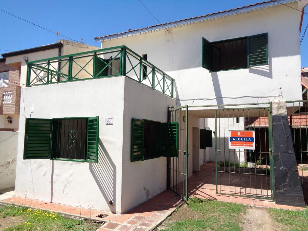 Barrio Uritorco - Casa de 2 Dormitorios, Amplia y Luminosa con Cochera Cubierta, Cocina Comedor y Patio Amplio con Asador y Césped