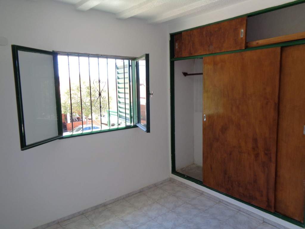 Barrio Uritorco - Casa de 2 Dormitorios, Amplia y Luminosa con Cochera Cubierta, Cocina Comedor y Patio Amplio con Asador y Césped