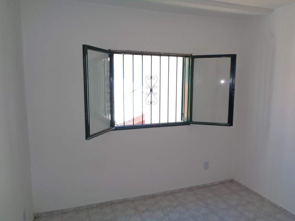Barrio Uritorco - Casa de 2 Dormitorios, Amplia y Luminosa con Cochera Cubierta, Cocina Comedor y Patio Amplio con Asador y Césped
