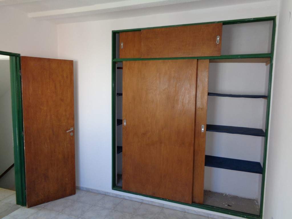 Barrio Uritorco - Casa de 2 Dormitorios, Amplia y Luminosa con Cochera Cubierta, Cocina Comedor y Patio Amplio con Asador y Césped