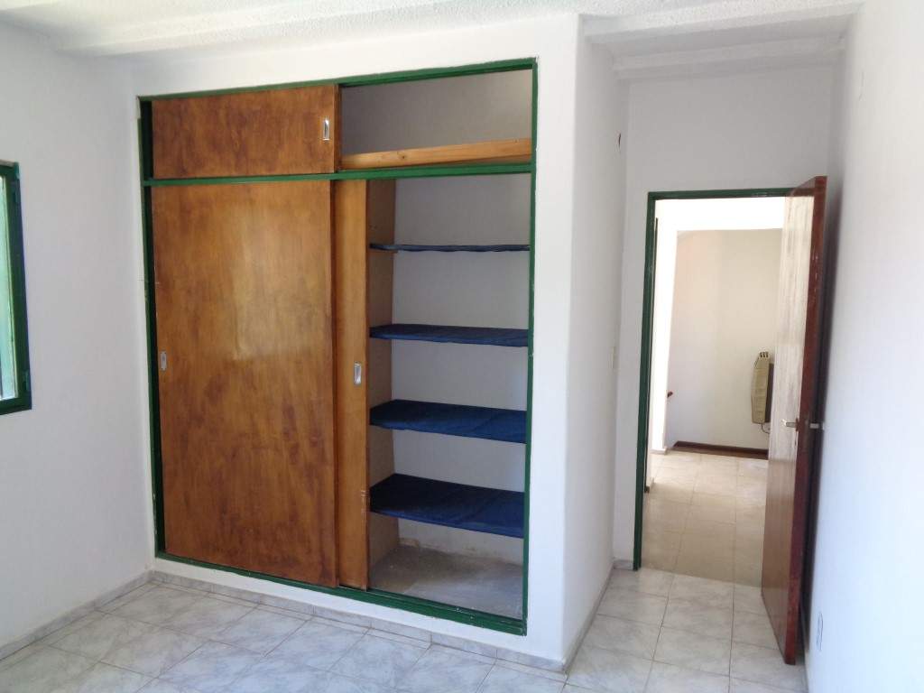 Barrio Uritorco - Casa de 2 Dormitorios, Amplia y Luminosa con Cochera Cubierta, Cocina Comedor y Patio Amplio con Asador y Césped