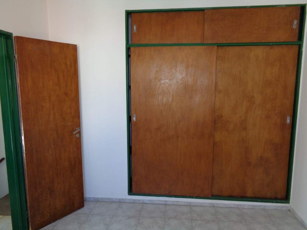 Barrio Uritorco - Casa de 2 Dormitorios, Amplia y Luminosa con Cochera Cubierta, Cocina Comedor y Patio Amplio con Asador y Césped