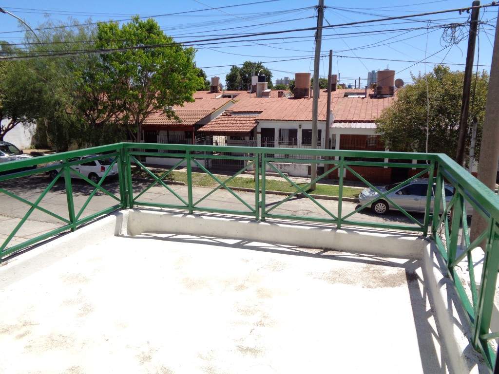 Barrio Uritorco - Casa de 2 Dormitorios, Amplia y Luminosa con Cochera Cubierta, Cocina Comedor y Patio Amplio con Asador y Césped
