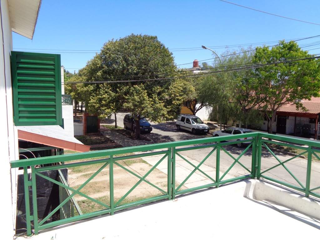 Barrio Uritorco - Casa de 2 Dormitorios, Amplia y Luminosa con Cochera Cubierta, Cocina Comedor y Patio Amplio con Asador y Césped