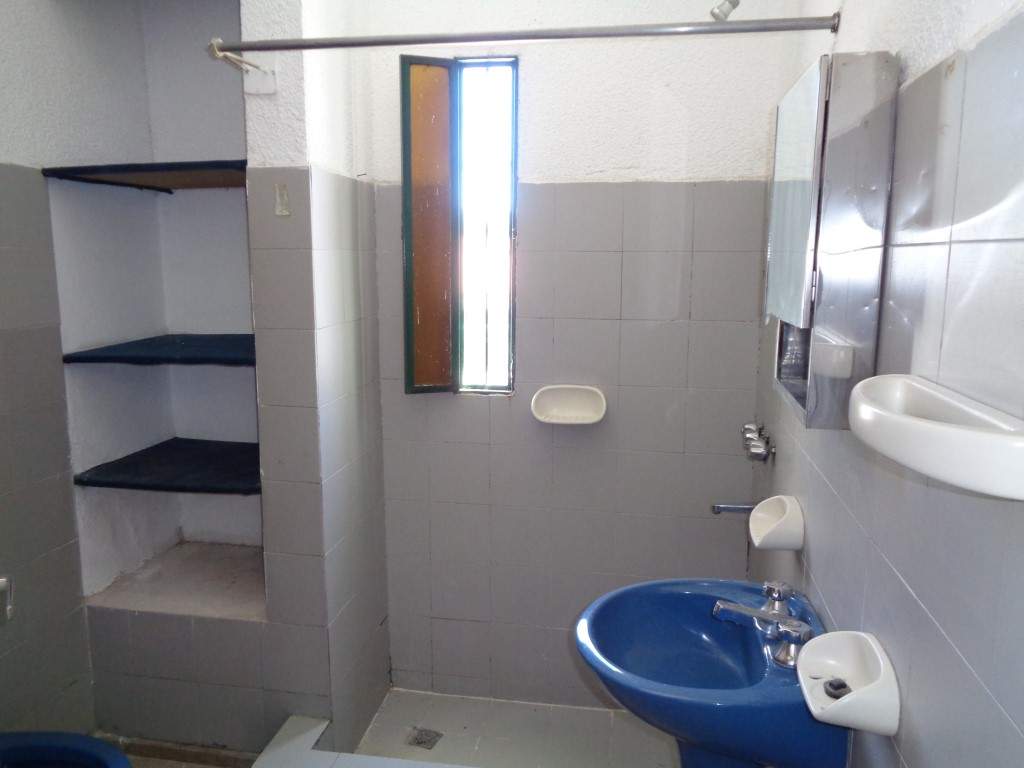 Barrio Uritorco - Casa de 2 Dormitorios, Amplia y Luminosa con Cochera Cubierta, Cocina Comedor y Patio Amplio con Asador y Césped