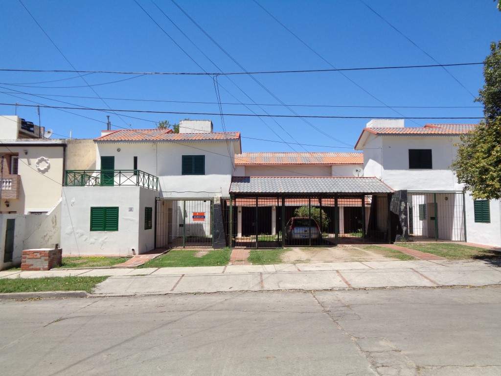 Barrio Uritorco - Casa de 2 Dormitorios, Amplia y Luminosa con Cochera Cubierta, Cocina Comedor y Patio Amplio con Asador y Césped