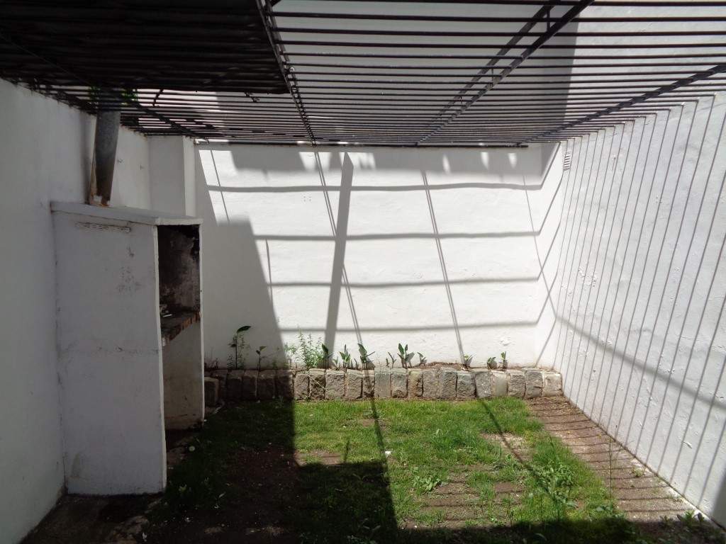 Barrio Uritorco - Casa de 2 Dormitorios, Amplia y Luminosa con Cochera Cubierta, Cocina Comedor y Patio Amplio con Asador y Césped