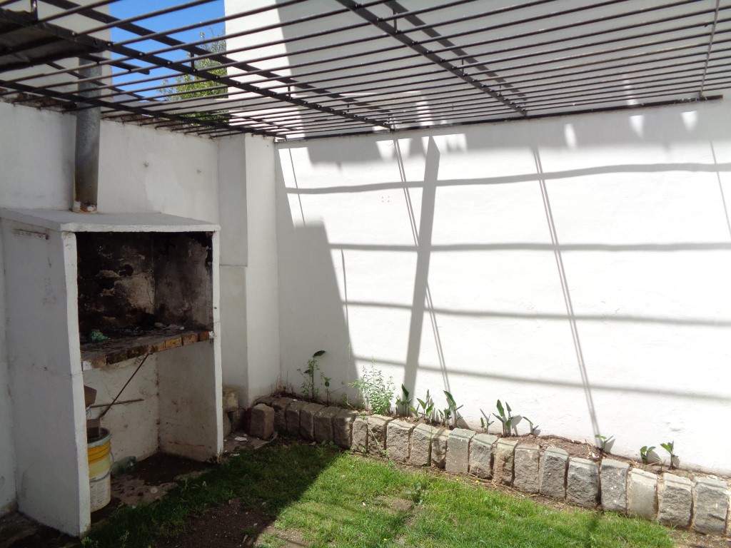 Barrio Uritorco - Casa de 2 Dormitorios, Amplia y Luminosa con Cochera Cubierta, Cocina Comedor y Patio Amplio con Asador y Césped