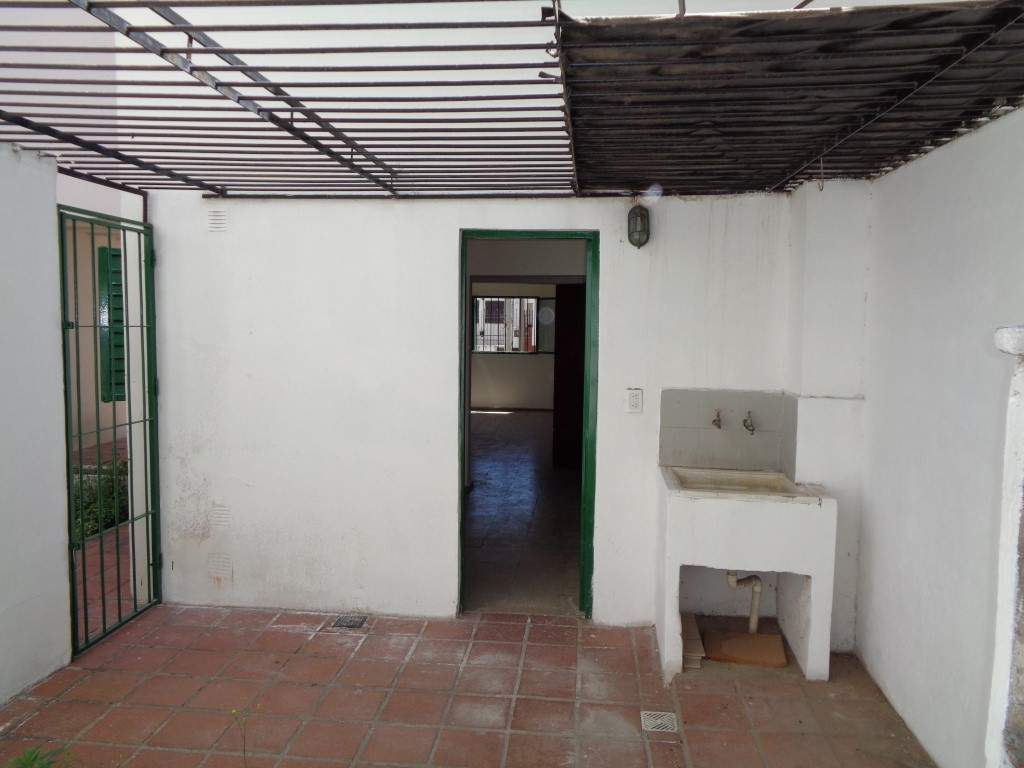 Barrio Uritorco - Casa de 2 Dormitorios, Amplia y Luminosa con Cochera Cubierta, Cocina Comedor y Patio Amplio con Asador y Césped