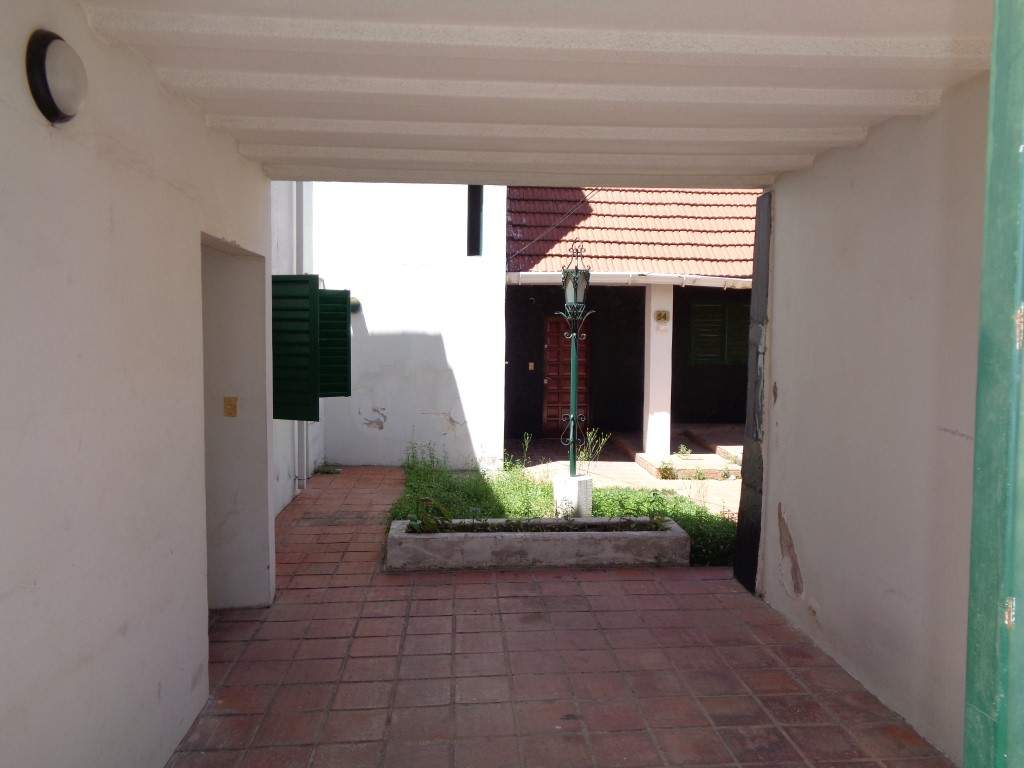 Barrio Uritorco - Casa de 2 Dormitorios, Amplia y Luminosa con Cochera Cubierta, Cocina Comedor y Patio Amplio con Asador y Césped