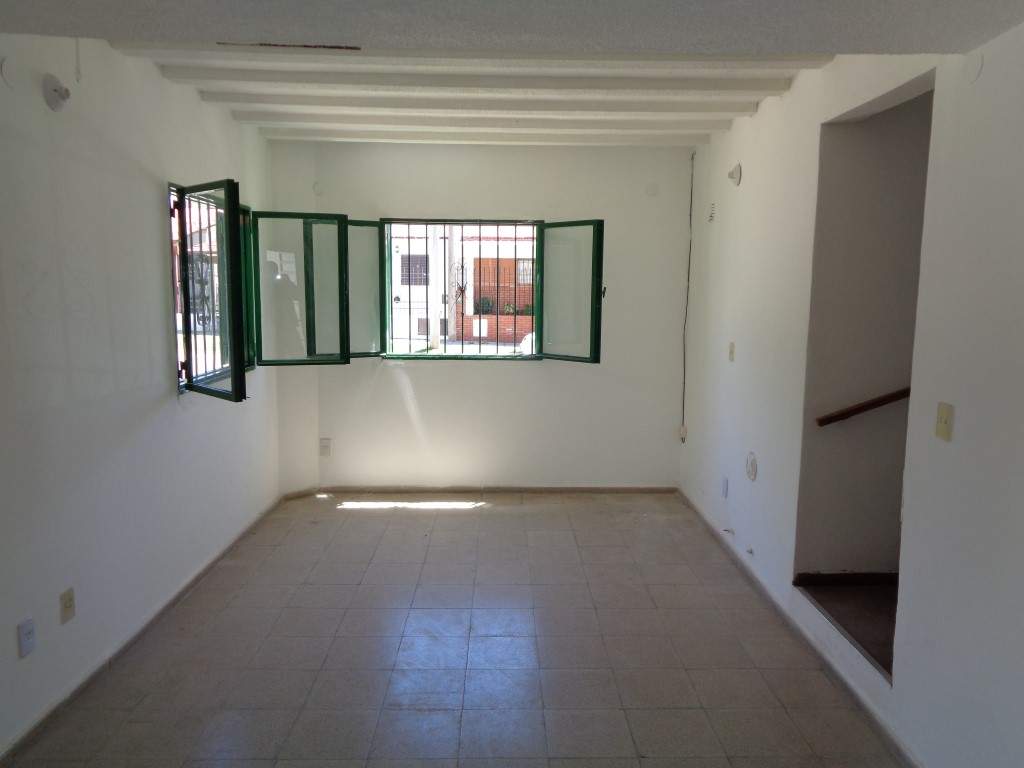 Barrio Uritorco - Casa de 2 Dormitorios, Amplia y Luminosa con Cochera Cubierta, Cocina Comedor y Patio Amplio con Asador y Césped