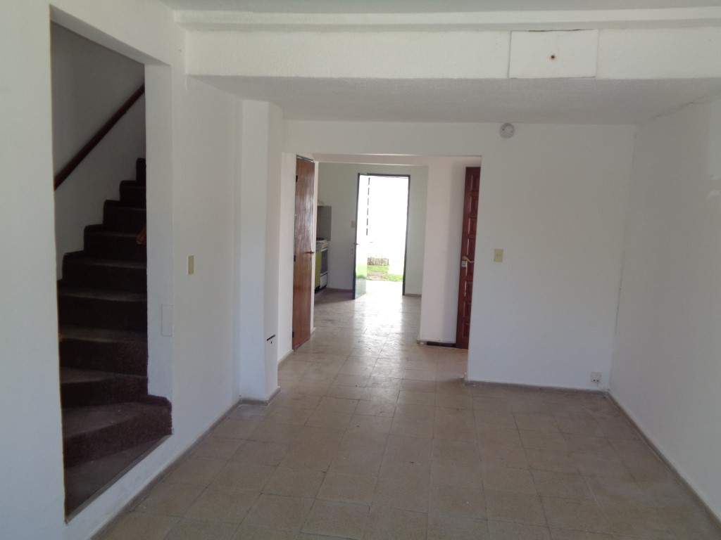 Barrio Uritorco - Casa de 2 Dormitorios, Amplia y Luminosa con Cochera Cubierta, Cocina Comedor y Patio Amplio con Asador y Césped