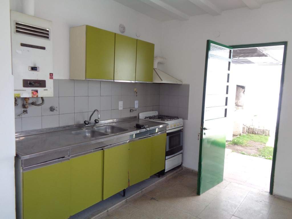 Barrio Uritorco - Casa de 2 Dormitorios, Amplia y Luminosa con Cochera Cubierta, Cocina Comedor y Patio Amplio con Asador y Césped