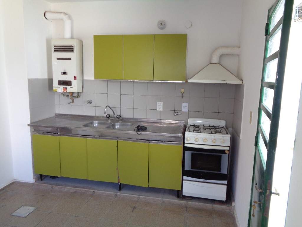 Barrio Uritorco - Casa de 2 Dormitorios, Amplia y Luminosa con Cochera Cubierta, Cocina Comedor y Patio Amplio con Asador y Césped