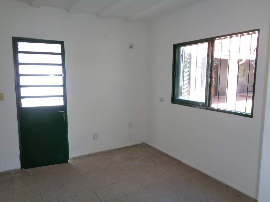 Barrio Uritorco - Casa de 2 Dormitorios, Amplia y Luminosa con Cochera Cubierta, Cocina Comedor y Patio Amplio con Asador y Césped