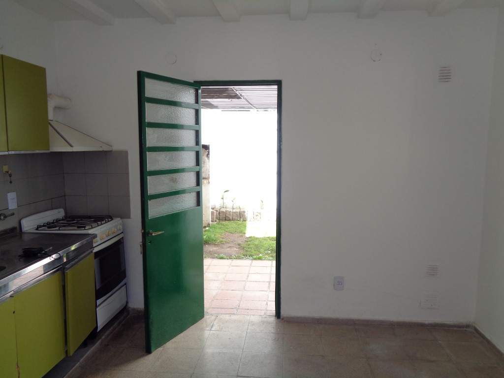 Barrio Uritorco - Casa de 2 Dormitorios, Amplia y Luminosa con Cochera Cubierta, Cocina Comedor y Patio Amplio con Asador y Césped